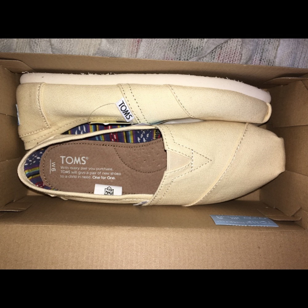 Neutral colored toms